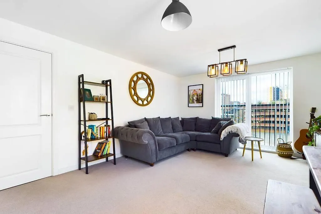 Chic City Centre Apartment With Allocated Parking Swansea